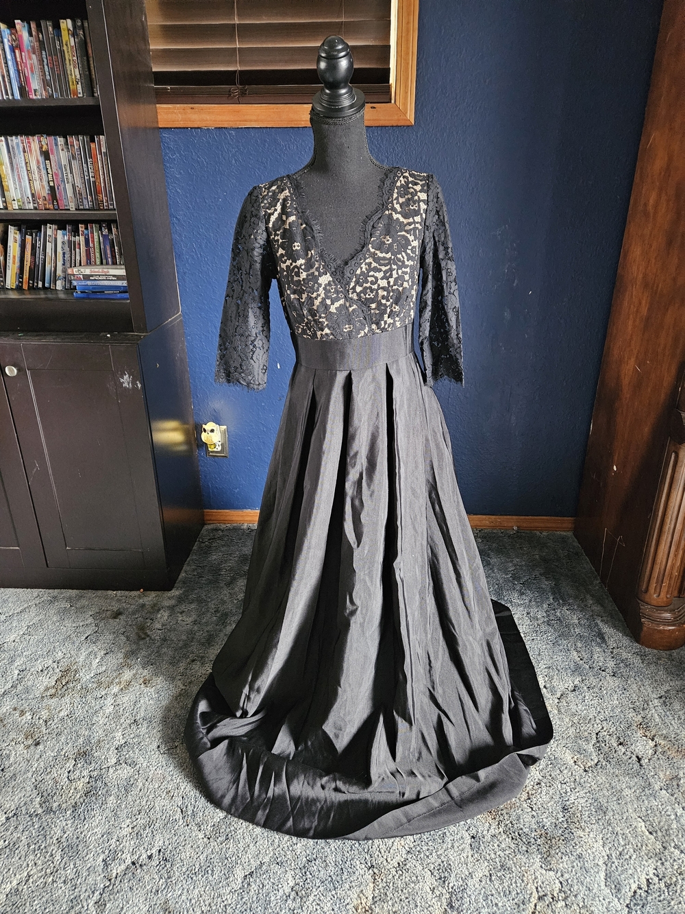 Eliza J Black Lace V-Neck Maxi Gown with Three-Quarter Sleeves size 4